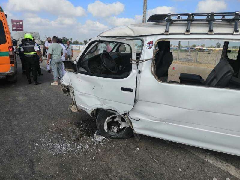 انقلاب سيارة ميكروباص على أحد الطرق بالدقهلية