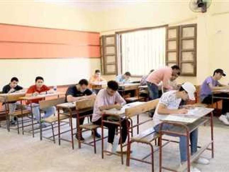 توزيع أوراق إجابة الكيمياء والجغرافيا بلجان الثانوية العامة لكتابة البيانات قبل بدء الامتحان
