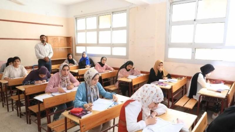بدء امتحاني الكيمياء والجغرافيا بجميع لجان الثانوية العامة 2025