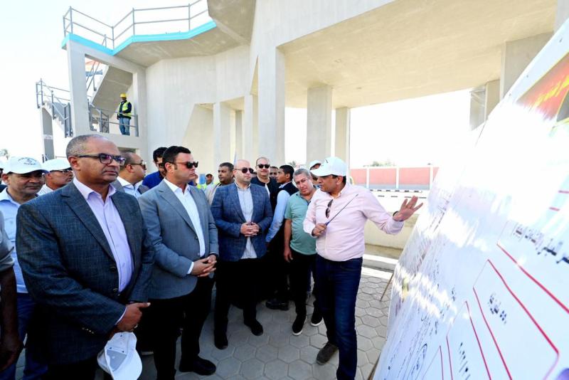 وزير الإسكان ومحافظ بني سويف يتفقدان محطة معالجة صرف صحي طحا البيشة بمركز ببا |صور