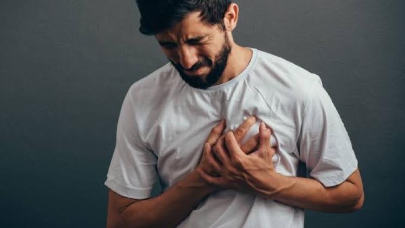 طبيب يحذر: آلام المعدة والصدر قد تكون مؤشرًا لأزمات قلبية