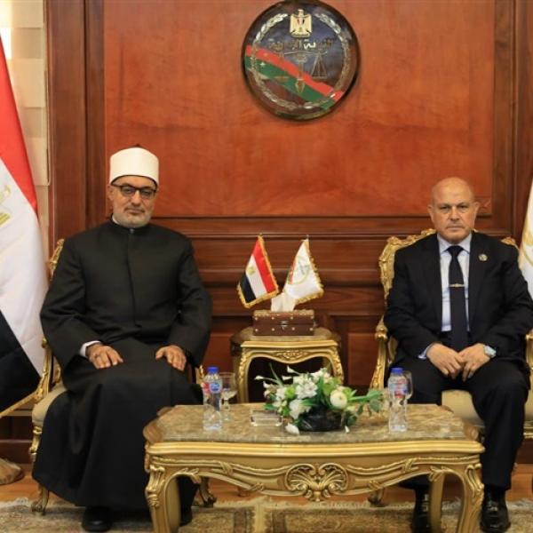 مفتي الجمهورية يهنئ رئيس هيئة النيابة الإدارية بتوليه المنصب رسميًّا