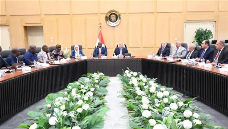 وزير الصناعة يلتقي وزير النقل والطيران بسيراليون لبحث تدعيم التعاون المشترك