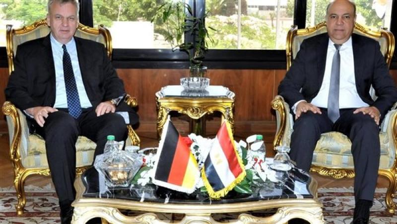 وزير الطيران المدني يبحث مع السفير الألماني تعزيز التعاون الثنائي