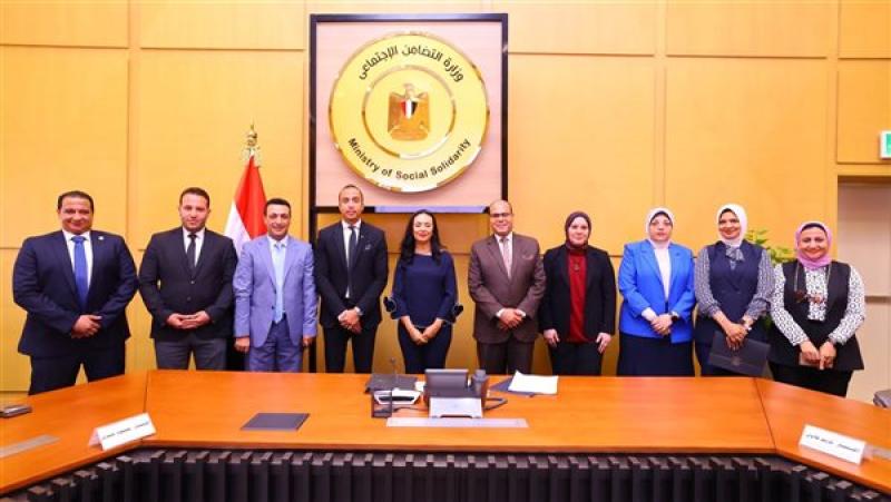 وزيرة التضامن تترأس اجتماع اللجنة العليا للأسر البديلة الكافلة .. وتكرم أعضاءها