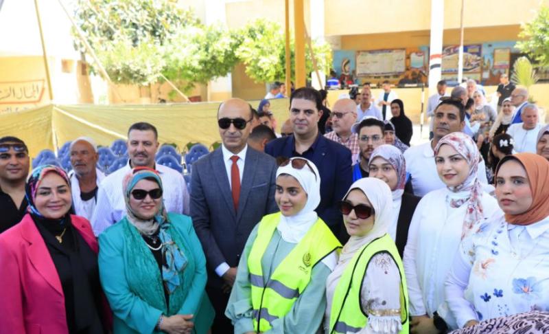بالتعاون مع محافظ البحيرة.. رئيس جامعة دمنهور يترأس قافلة تنموية في المحمودية