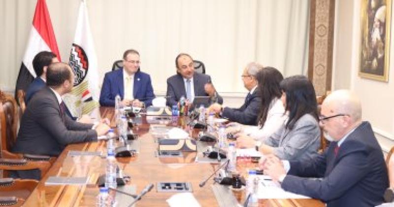 وزير قطاع الأعمال يستقبل رئيس الجهاز المركزى للتنظيم والإدارة لبحث تعزيز التعاون المشترك