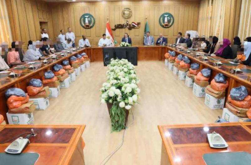 محافظ المنوفية يوزع مساعدات مالية وعينية على 50 حالة إنسانية