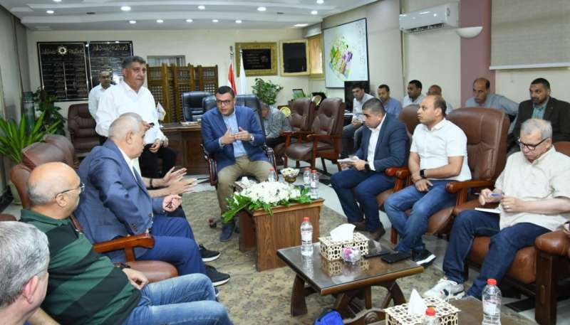 وزير الإسكان يعقد اجتماعا بمقر جهاز مدينة السادات| صور