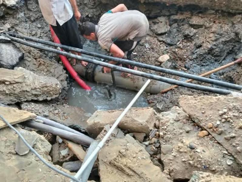 إصلاح كسر مفاجئ في ماسورة مياه رئيسية بضواحي بورسعيد