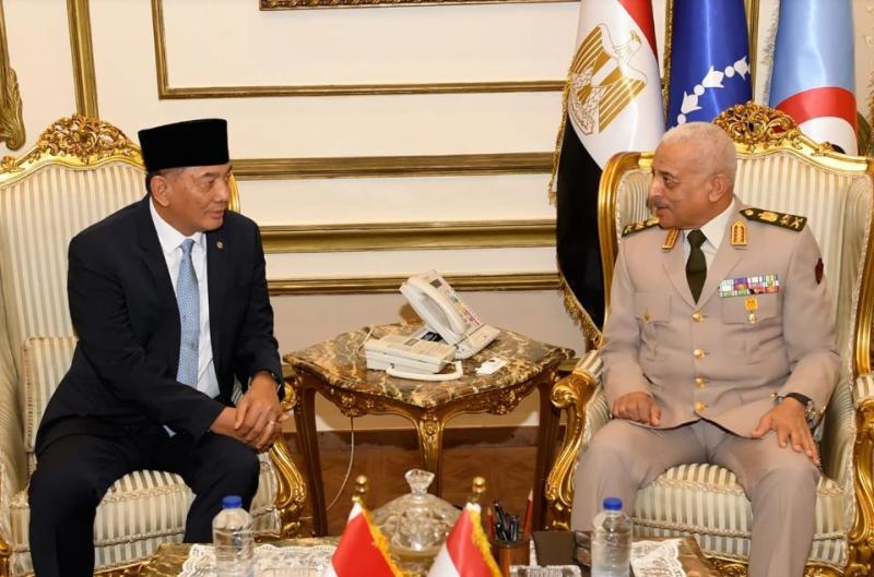 وزير الدفاع يلتقي نظيره الإندونيسي لبحث عدة ملفات