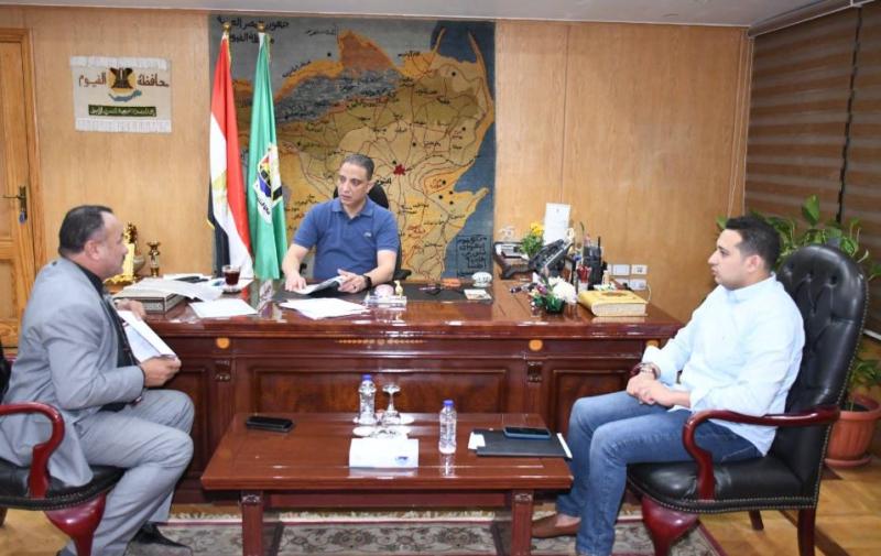 محافظ الفيوم يلتقي أعضاء مجلسي النواب والشيوخ لبحث شكاوى ومطالب المواطنين