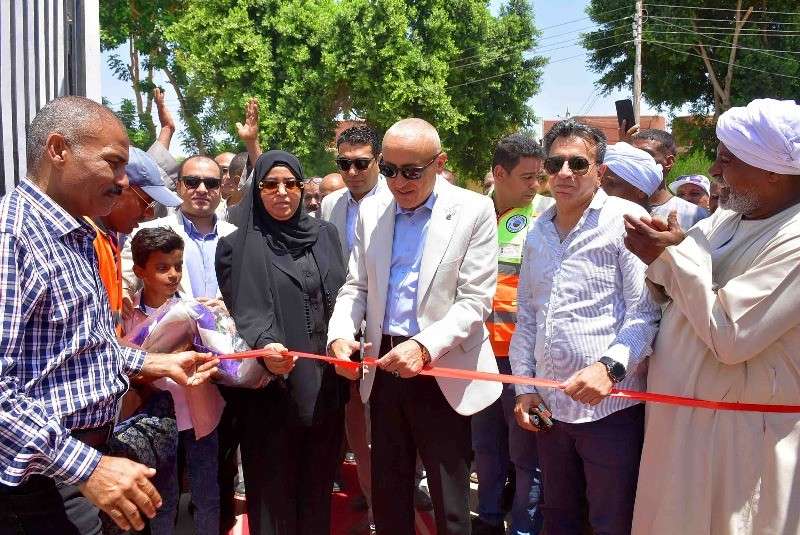 محافظ الأقصر يفتتح مشروعات مياه وصرف صحي بمركز الزينية| صور