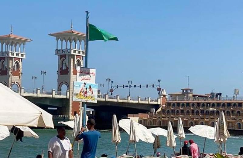 رايات خضراء وصفراء على شواطئ الإسكندرية.. والبحر مستقر نسبيًا