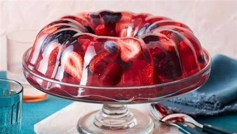 بدون فرن.. طريقة عمل كيكة الجيلي بالفواكة المنعشة