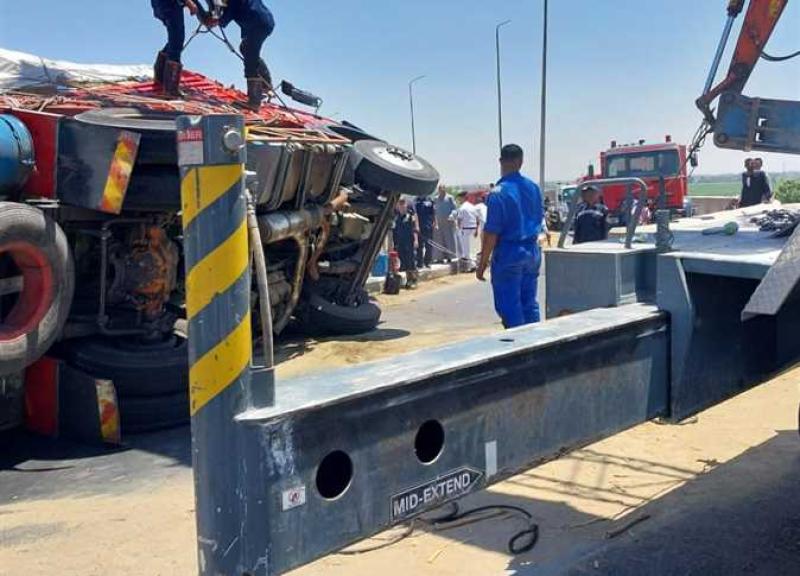 انقلاب سيارة نقل ثقيل بمحور الشهيد باسم فكري بقنا
