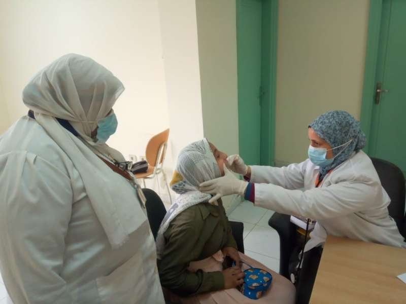 فحص 165 حالة في قافلة طبية بقرية الجزائر بسمالوط