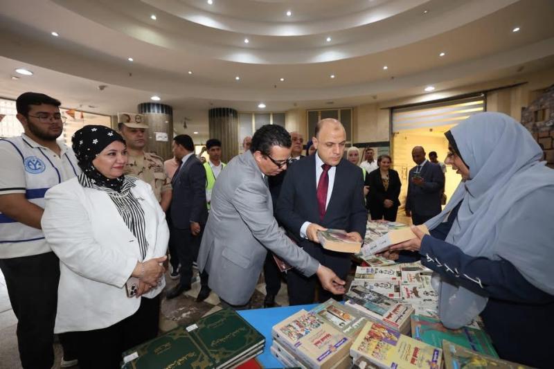 محافظ كفر الشيخ يتفقد معرض الكتاب بالمركز الثقافي.. صور