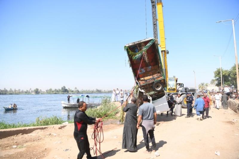 إخلاء سبيل المتهمين في واقعة سقوط سيارة من معدية دشنا بكفالة 10 آلاف جنيه