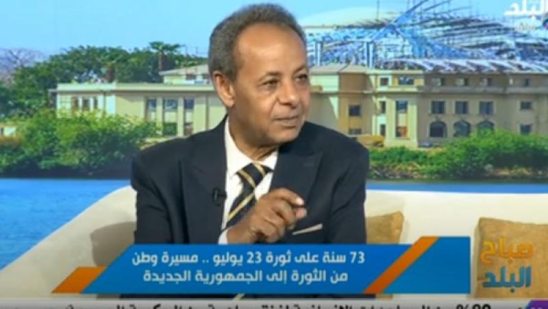 محمد نجيب بين الإخوان والشيوعيين.. محاولة التوازن في زمن الثورة