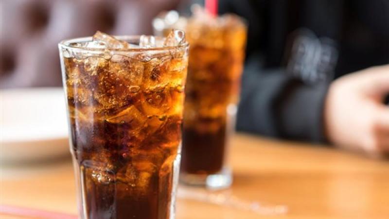 أضرار خطيرة يسببها الإفراط في شرب المشروبات الغازية المحلاة