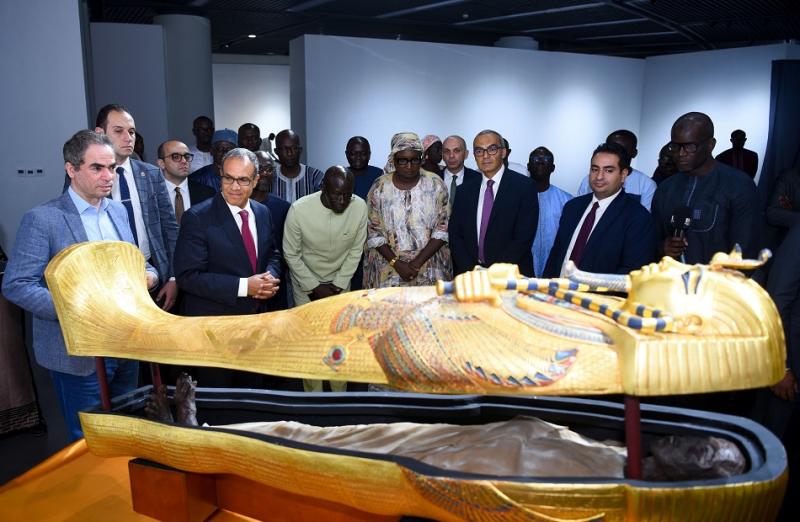 وزير الخارجية يهدي مستنسخا لمومياء وتابوت الملك توت عنخ آمون إلى متحف الحضارات الإفريقية في داكار