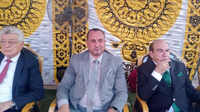 محمولا على الأعناق.. الآلاف يشاركون في مؤتمر ”الوفد” لدعم ”العيسوي” في انتخابات الشيوخ بالشرقية