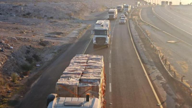 الهلال الأحمر: شاحنات المساعدات تحمل نحو 840 طن دقيق و450 طن سلال غذائية