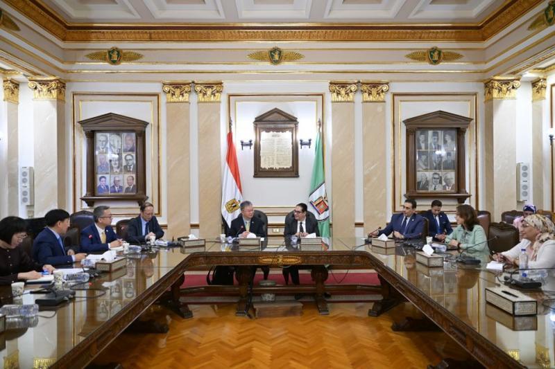 رئيس جامعة القاهرة يستقبل وفد الجمعية الصينية للتعليم العالي