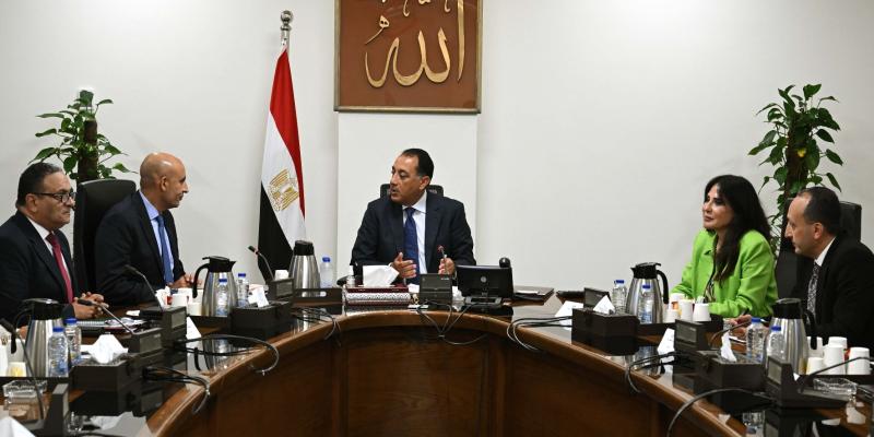رئيس الوزراء يُتابع مع وزير التعليم تطوير مناهج المراحل التعليمية