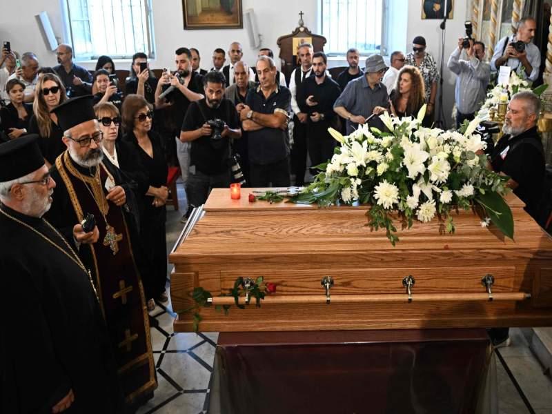 فيروز تلقي نظرة الوداع الأخيرة على نجلها.. وداع تاريخي للفنان الراحل زياد الرحباني
