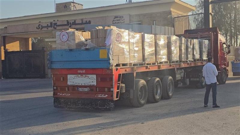 لليوم الثالث على التوالي.. محافظ شمال سيناء يتابع إدخال شاحنات المساعدات إلى قطاع غزة