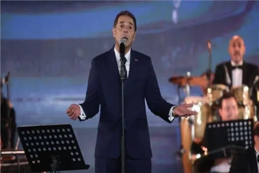مدحت صالح مع عمرو سليم وماريمبا نسمة عبد العزيز في «محكي القلعة الـ33»