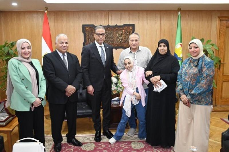 محافظ الفيوم يكرم إحدى الطالبات المتفوقات بالثانوية العامة من ذوي الهمم