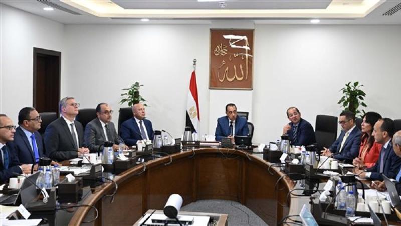 رئيس الوزراء يستعرض فرصا استثمارية مع عدد من دول الخليج
