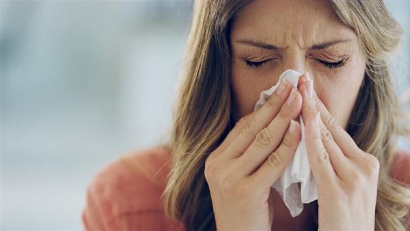 طبيب يحذر: سيلان الأنف يتحول إلى خطر حقيقي في هذه الحالة