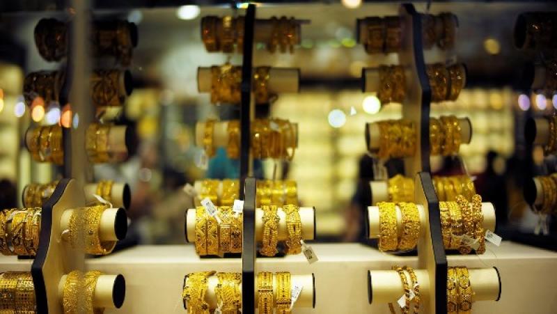 اقتصادي: الذهب ما زال يحتفظ بجاذبيته رغم تراجع الأسعار وتأثيرات قوة الدولار