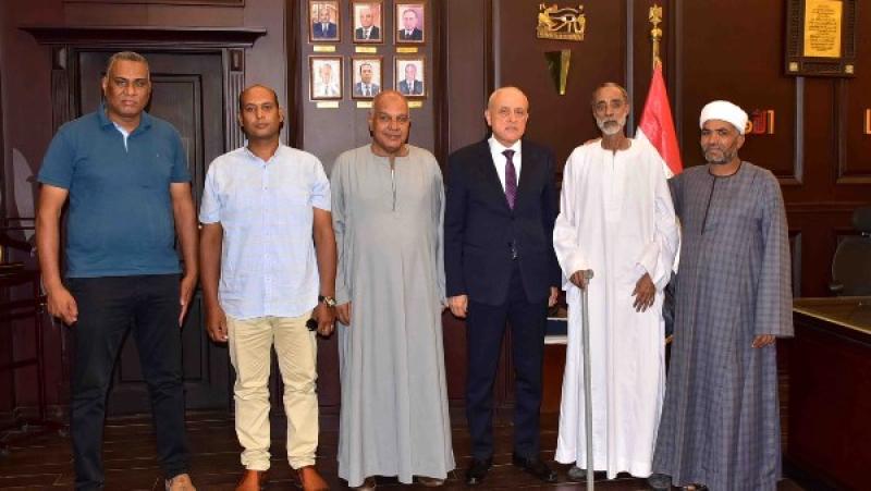 محافظ الأقصر يلتقي أهالي الأقالتة ويستجيب لمطالبهم الخدمية