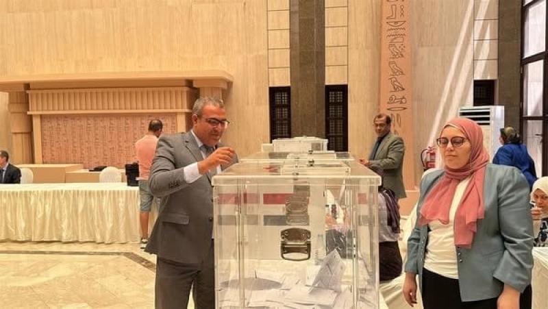 الملحق الثقافي المصري بالسعودية يدلي بصوته في انتخابات مجلس الشيوخ