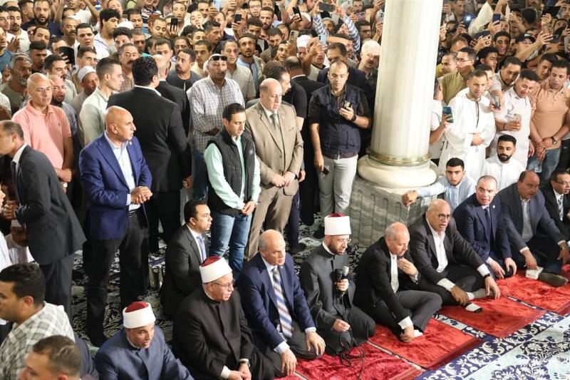 وزير الأوقاف يؤدي صلاة الجمعة بمسجد الإمام الحسين بحضور محافظ القاهرة