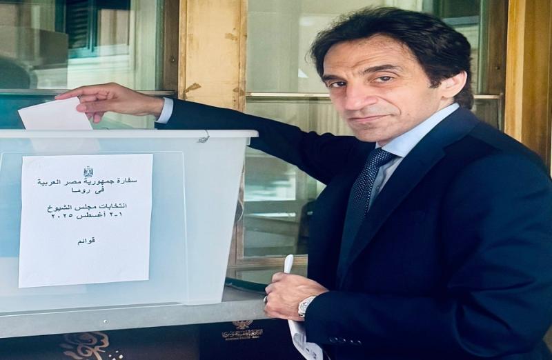 السفير بسام راضي يدلي بصوته في انتخابات مجلس الشيوخ بسفارة مصر بروما