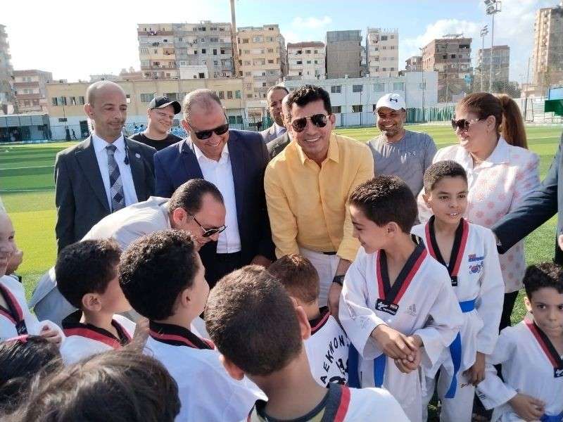 وزير الشباب والرياضة يفتتح ملعبًا بمركز شباب المعمورة