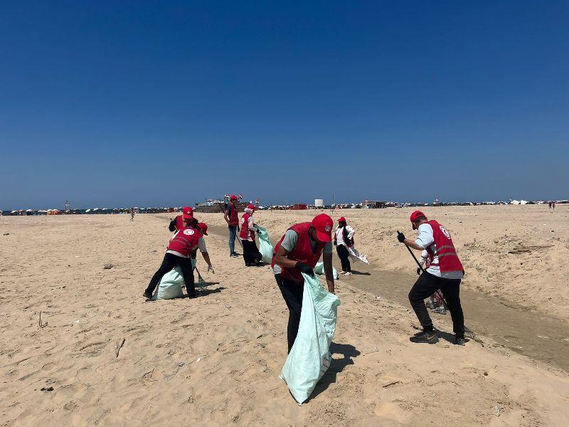 نصف طن مخلفات بلاستيكية حصيلة حملة تطوعية لتنظيف شاطئ جمصة