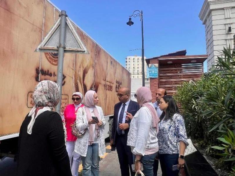 وكيل وزارة الصحة بالإسكندرية يتفقد قافلة دعم صحة المرأة