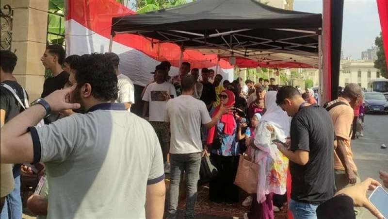 اصطفاف المواطنين أمام اللجان الانتخابية بالدقي في اليوم الأول لانتخابات مجلس الشيوخ 2025