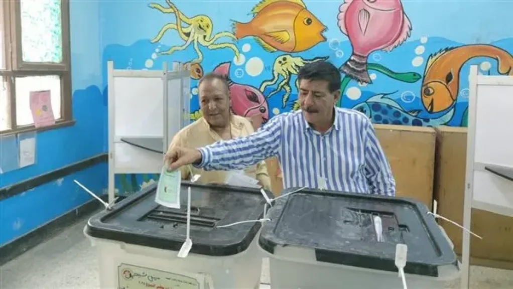 إقبال كثيف على اللجان الانتخابية بمنيل شيحة.. والسيدات وكبار السن في الصدارة