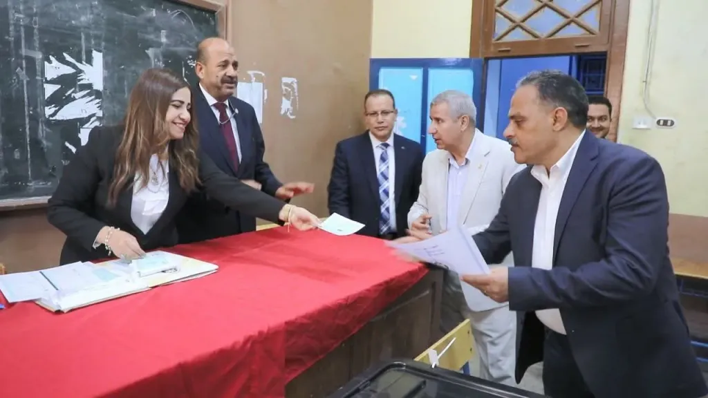 محافظ الشرقية يُدلي بصوته في انتخابات مجلس الشيوخ.. صور