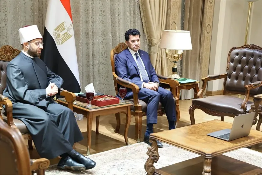 وزيرا الأوقاف والشباب والرياضة يتابعان سير العملية الانتخابية من غرفة العمليات المركزية