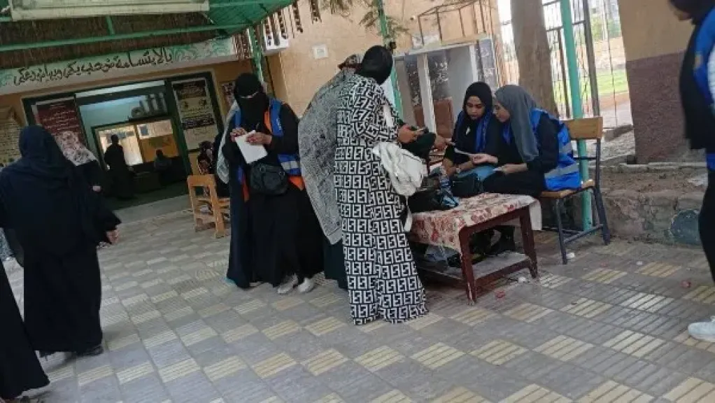 اليوم الثاني .. المرأة الأسوانية تشارك بجدية فى انتخابات الشيوخ .. صور
