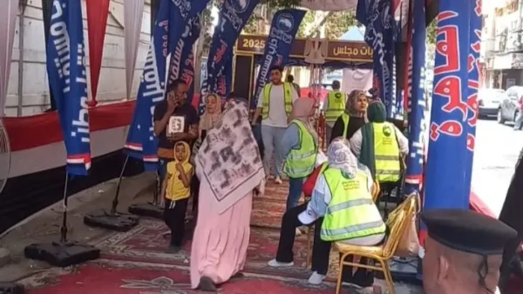 توافد الناخبين على مدرسة بورسعيد الجديدة بالمطرية للإدلاء بأصواتهم في انتخابات الشيوخ..صور